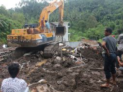 Cientos de personas colaboraron en el rescate de los cuerpos. AP /