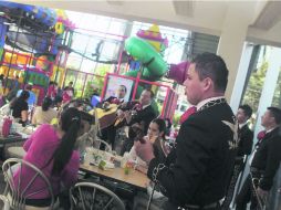 Ambiente. Durante la fiesta en McDonald’s, el mariachi recorría cada una de las mesas. EL INFORMADOR /