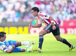 Le sale caro. Fabián se fracturó un dedo tras barrerse para anotar el gol del Rebaño. En la imagen, disputa una jugada con Jaime Durán. MEXSPORT /