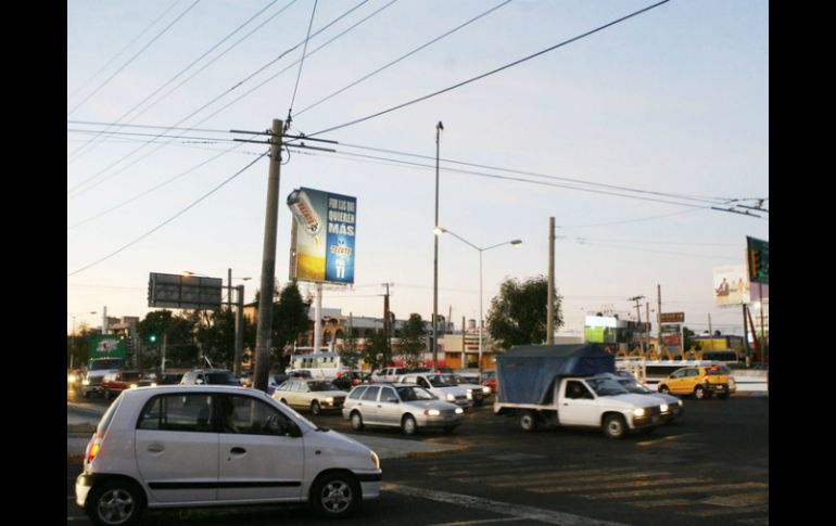 Toda la zona registra gran carga vehicular. ARCHIVO /