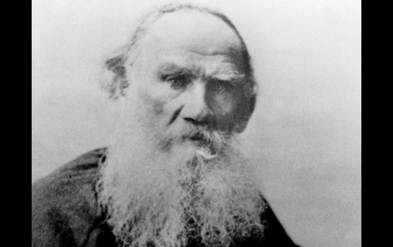 Leon Tolstoi narra con gran fuerza el camino de un hombre hasta su muerte, magistralmente ilustrado ahora por Agustín Comotto. ARCHIVO /