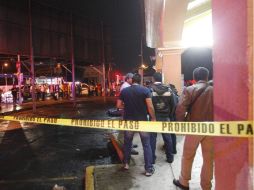 Los dos cuerpos fueron trasladados por personal forense al anfiteatro del Hospital Universitario de Monterrey. ARCHIVO /