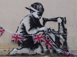 ''Slave Labor (bunting boy)'' decoraba una pared de una tienda en las calles de Londres, tomado de www.banksy.co.uk. ESPECIAL /