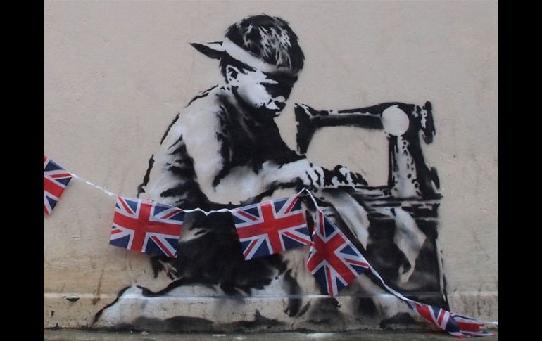 ''Slave Labor (bunting boy)'' decoraba una pared de una tienda en las calles de Londres, tomado de www.banksy.co.uk. ESPECIAL /