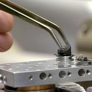 Hallan fragmentos del meteorito que cayó en Rusia