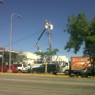 La CFE trabaja en postes derrumbados en Ávila Camacho
