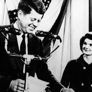 Subastan en 665 mil 500 dólares chamarra del ex presidente Kennedy