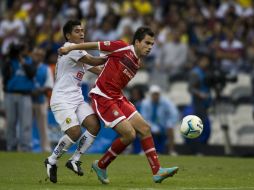 Acosta (d) indica que no reclamó al silbante Francisco Chacón porque sabía que sí había falta. ARCHIVO /