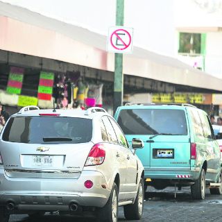 Autos mal estacionados desafían a las fotomultas en el Centro