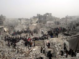 Habitantes y rescatistas buscan a los sobrevientes entre los escombros. AP /