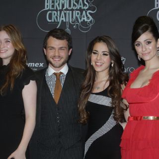 Acuden fans y personalidades a la premier de ''Hermosas criaturas''