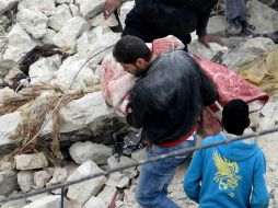 Se presentaron tres explosiones en Damasco, que se cree fueron causadas por el impacto de los proyectiles. AP /