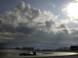 Sergio Pérez superó a su compatriota Esteban Gutiérrez, de la escudería Sauber, quien terminó en la novena casilla. EFE /