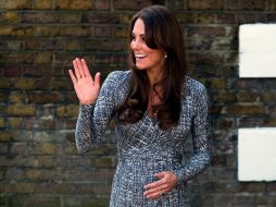 La duquesa de Cambridge, Catalina Middleton muestra el avance de su embarazo. AP /
