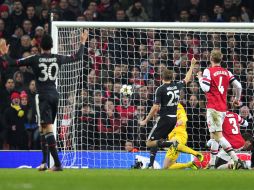 Momento en que Mandzukic envía a las redes el balón para el tercer gol del Bayern AFP /