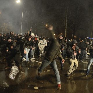Unos 25 detenidos en segundo día de violenta protesta en Sofía