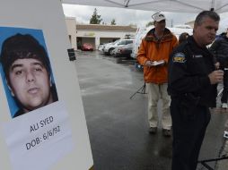 Un policía durante una conferencia de prensa en la que muestra la fotografía de Ali Syed. EFE /