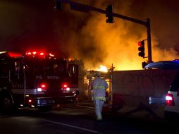 Bomberos trabajan para contener el incendio. AP /