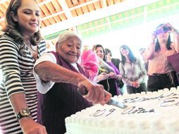Festejo. Doña Evangelina Cruz partió su pastel acompañada de Vania de Dios, primera dama de Zapopan. EL INFORMADOR /