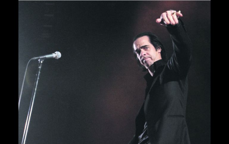 Melancolía y emotividad distinguieron el concierto de Nick Cave & The bad seeds. NTX /