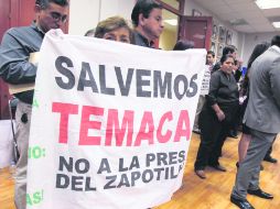 Durante la comparecencia del titular de la CEA, César Coll, opositores a la Presa El Zapotillo realizaron una manifestación. EL INFORMADOR /