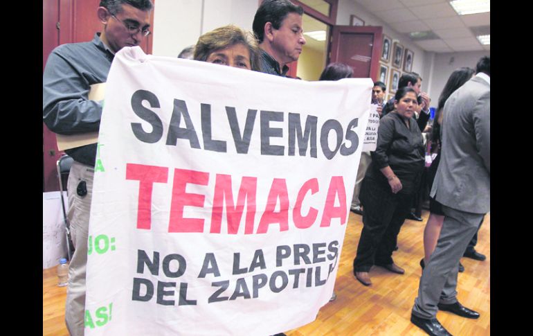 Durante la comparecencia del titular de la CEA, César Coll, opositores a la Presa El Zapotillo realizaron una manifestación. EL INFORMADOR /