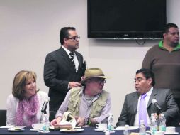 Encuentro. María Elena Morera y Javier Sicilia dialogan con el senador perredista Miguel Barbosa. NTX /