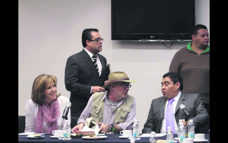 Encuentro. María Elena Morera y Javier Sicilia dialogan con el senador perredista Miguel Barbosa. NTX /
