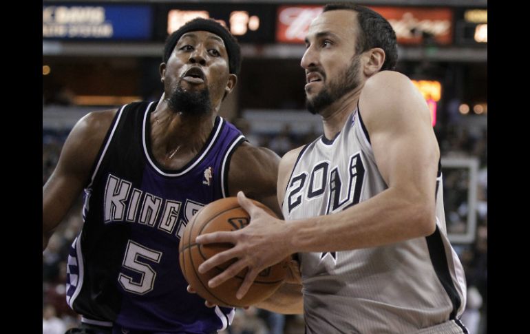 Ginobili (der) es uno de los hombres importantes de San Antonio. AP /