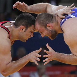 Campeón olímpico de lucha devuelve oro al COI