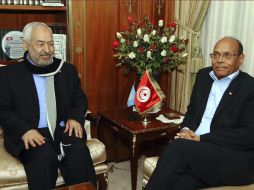 El líder del partido islamista Ennahda, Mohamed Ghannouchi (i) conversa con el presidente tunecino Moncef Marzouki (d). EFE /