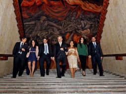 Emilio, acompañado de su familia, antes de su mensaje final como gobernador.  /