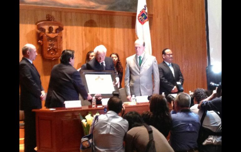 Imagen de la Asociacion Medica de Jalisco @Asoc_Med_Jal de la entrega del reconocimiento ''Doctor Honoris Causa'' al doctor Padilla. ESPECIAL /