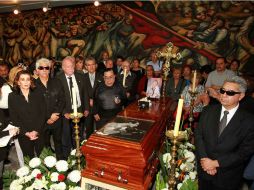 El cuerpo del fallecido actor llegó al lobby del Teatro Jorge Negrete, donde sus seguidores y familiares le rindieron un homenaje. NTX /