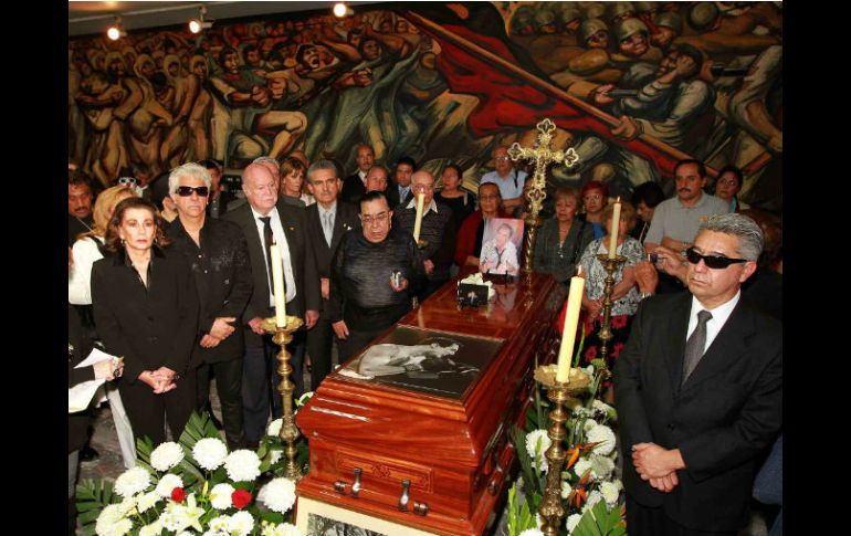 El cuerpo del fallecido actor llegó al lobby del Teatro Jorge Negrete, donde sus seguidores y familiares le rindieron un homenaje. NTX /