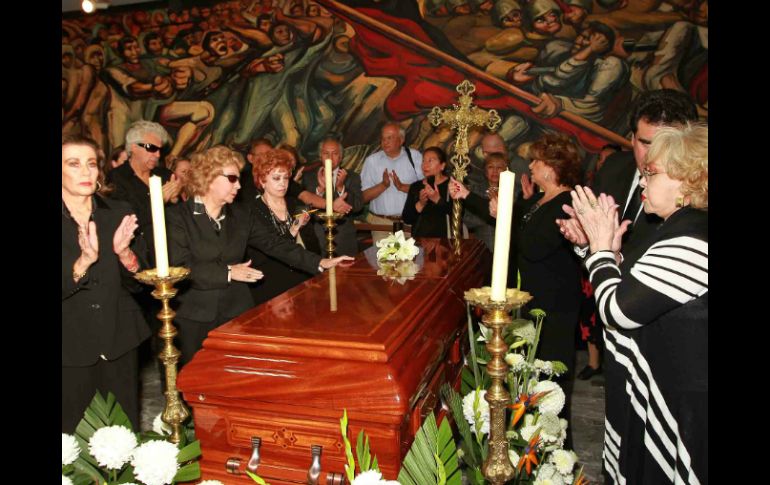 El cuerpo de Cordero llegó al Teatro Jorge Negrete, donde sus seguidores, familiares y actores lo despidieron. NTX /