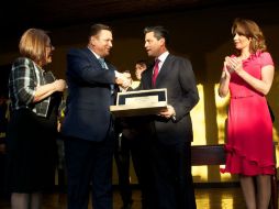 Recibe el reconocimiento de manos del alcalde de la ciudad. NTX /