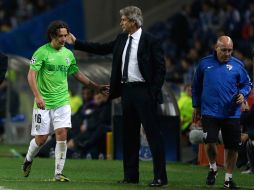 Manuel Pellegrini (centro) tiene un duro paquete en la Champions. AP /
