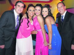 FAMILIA. Edmundo Elías y Alejandra Loyola de Elías con Fernanda, Renata y Edmundo Elías .  /