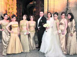 Con las damas. Yadira, Elizabeth, Isabel, Soila, los novios (Luis Alberto y Mireya), Cony, Janeth y Mireya.  /