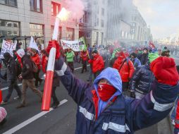 Miles de personas participan en una manifestación por las calles de Bruselas. EFE /