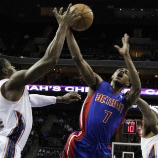 Detroit triunfa, pero pierde a Knight