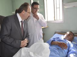 El ministro de Sanidad sirio, Saad Naev (i), durante su visita a los heridos en el atentado. EFE /