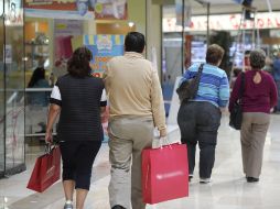 En 2012, el comercio registra un incremento en ventas, de 1.2% al mayoreo y de 3.7% al menudeo comparado con 2011, informa el INEGI. ARCHIVO /