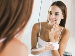 • la aplicación de la crema hidratante con la piel un poco húmeda favorecerá la penetración del agua THINKSTOCK  /