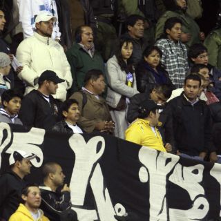 Fanático boliviano muere, hay doce detenidos