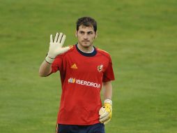 El guardameta Iker Casillas aseguró tener sensaciones positivas sobre la evolución de movilidad en su mano fracturada. ARCHIVO /