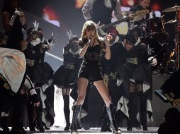 Taylor Swift: Un ''Sexy Body'' negro y botas de cuña alta para presentar su número musical. EFE /