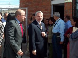 González Márquez (d), junto a Ismael del Toro (i) durante la inauguración del Centro Supera en Tlajomulco.  /
