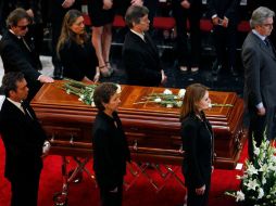 Angélica Rivera y Rafael Tovar y de Teresa encabezaron la Guardia de Honor a los restos de Joaquín Cordero. NTX /